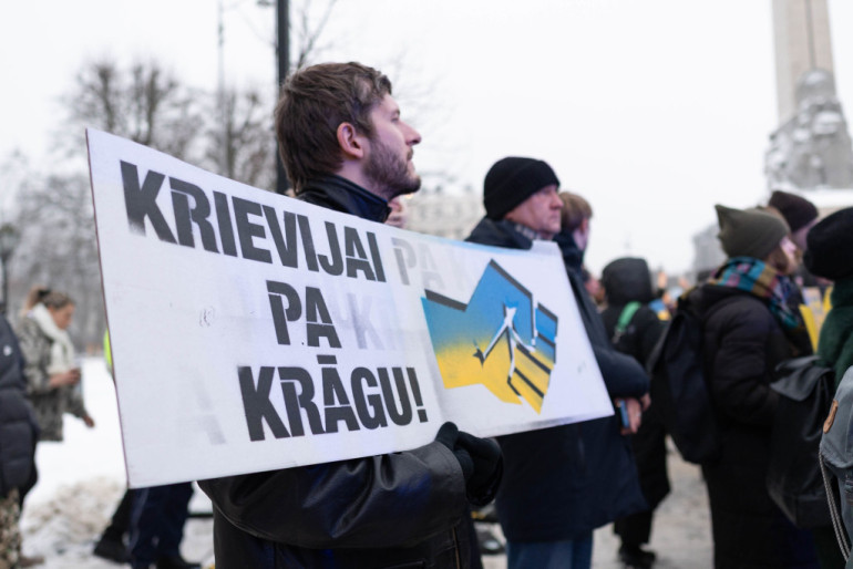 Foto: Vairāki simti cilvēku pulcējas pie Brīvības pieminekļa Ukrainas atbalstam