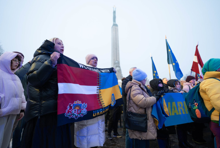 Foto: Vairāki simti cilvēku pulcējas pie Brīvības pieminekļa Ukrainas atbalstam