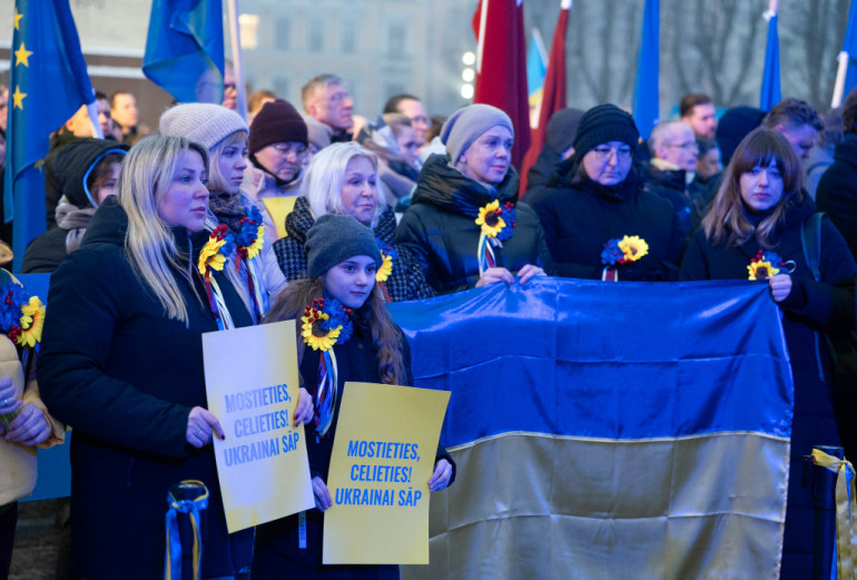 Foto: Vairāki simti cilvēku pulcējas pie Brīvības pieminekļa Ukrainas atbalstam