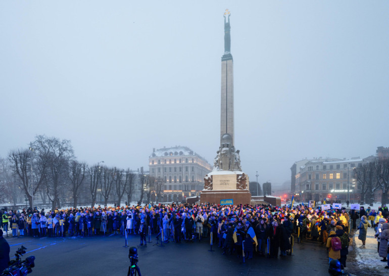 Foto: Vairāki simti cilvēku pulcējas pie Brīvības pieminekļa Ukrainas atbalstam