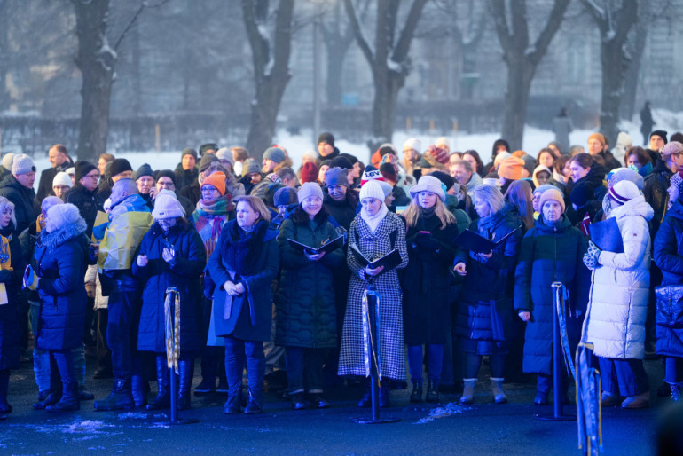 Foto: Vairāki simti cilvēku pulcējas pie Brīvības pieminekļa Ukrainas atbalstam
