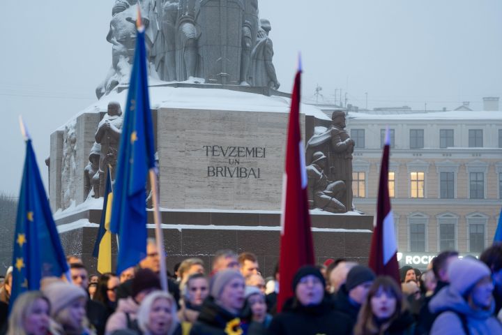 Foto: Vairāki simti cilvēku pulcējas pie Brīvības pieminekļa Ukrainas atbalstam