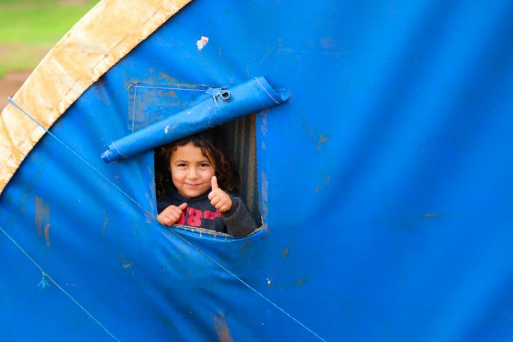 Attēls rakstam: Mēs kliedzam uz svešiniekiem internetā, kamēr mūsu kaimiņi klusi salst