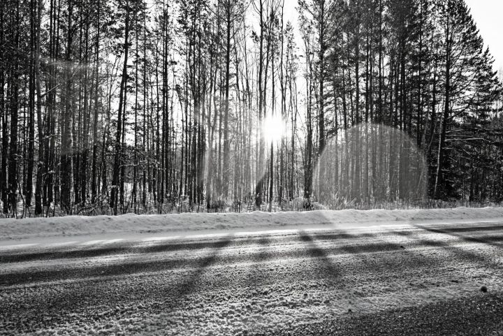 Otrdienas rītā sniegs un apledojums apgrūtina braukšanu faktiski visā Latvijā