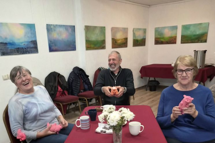 Attēls rakstam: FOTO: Jumpravas pensionāri uz mirkli atgriežas bezrūpīgajā bērnībā, uzņemot ciemos dziesminieci Vitu Krūmiņu
