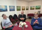 Attēls rakstam: FOTO: Jumpravas pensionāri uz mirkli atgriežas bezrūpīgajā bērnībā, uzņemot ciemos dziesminieci Vitu Krūmiņu