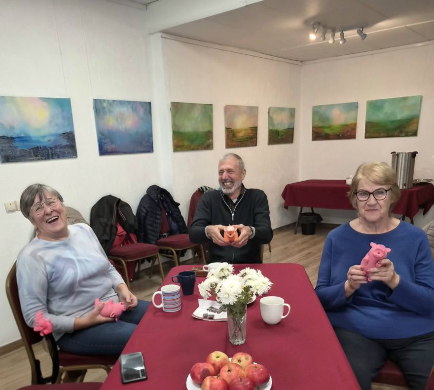 FOTO: Jumpravas pensionāri uz mirkli atgriežas bezrūpīgajā bērnībā, uzņemot ciemos dziesminieci Vitu Krūmiņu