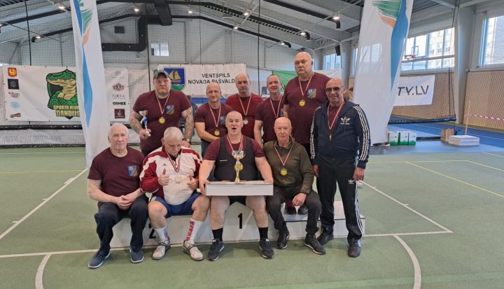 Sporta kluba “Rembate” senioru triumfs Latvijas čempionātā spiešanā guļus Ugālē