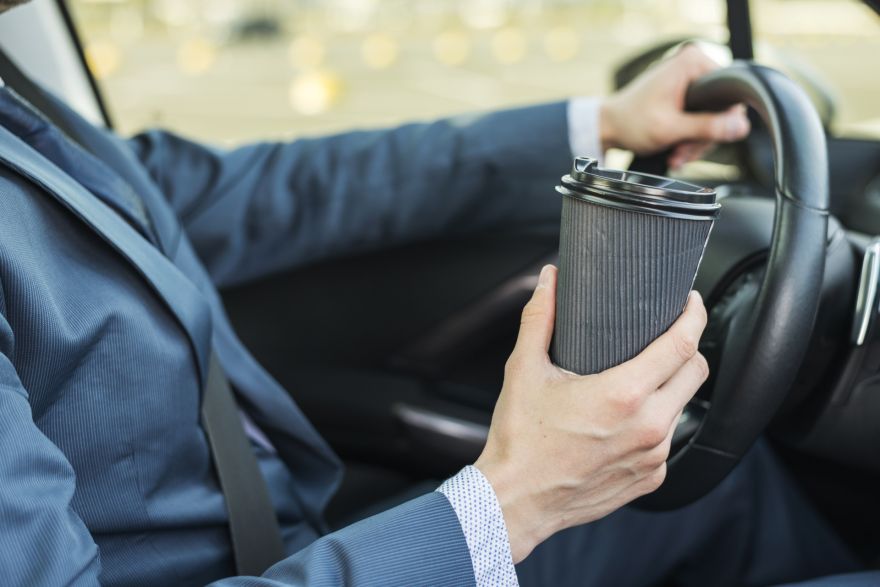 Pētījums: teju katrs trešais autovadītājs pie stūres dzer kafiju vai runā pa telefonu