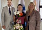 Attēls rakstam: Ogres novada sociālā darbiniece Marika Stepāne saņem Valsts probācijas dienesta atzinības rakstu