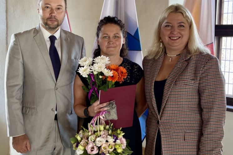 Attēls rakstam: Ogres novada sociālā darbiniece Marika Stepāne saņem Valsts probācijas dienesta atzinības rakstu