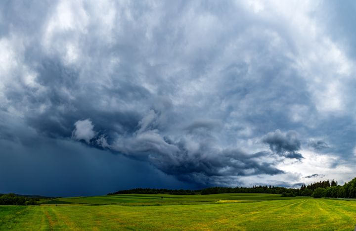 Lielākais spēcīga negaisa risks prognozēts valsts dienvidu daļā