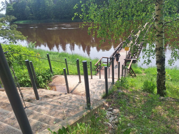 Foto: Kā izskatās pēc postažas atjaunotais pontonu tilts?