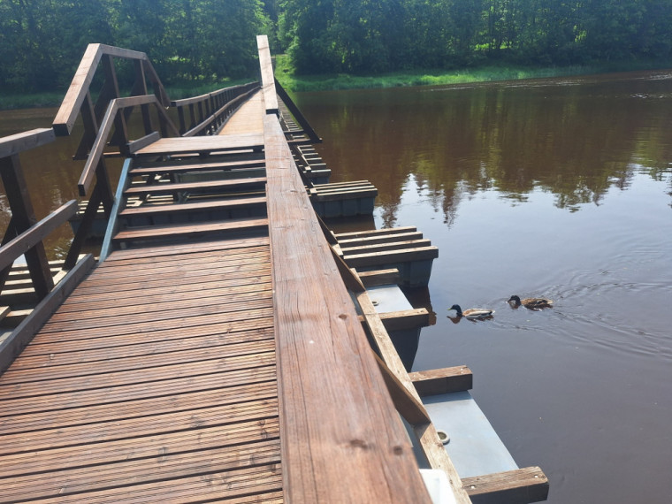 Foto: Kā izskatās pēc postažas atjaunotais pontonu tilts?