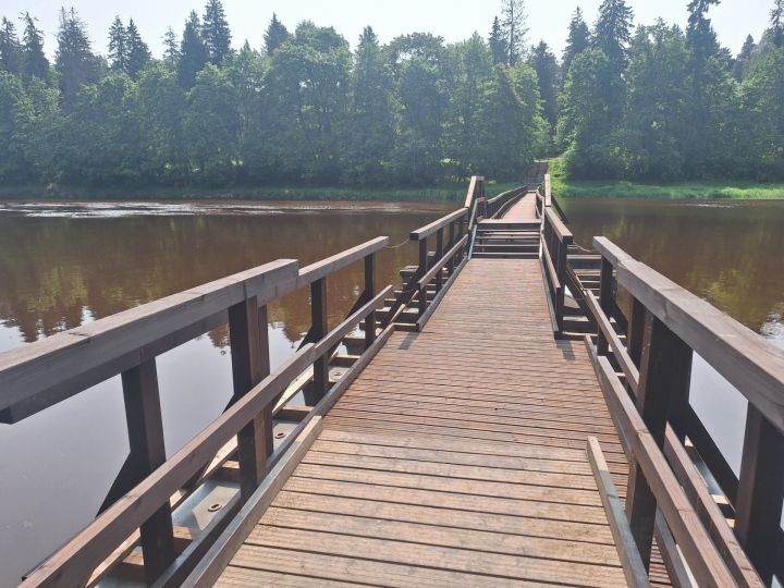 Foto: Kā izskatās pēc postažas atjaunotais pontonu tilts?