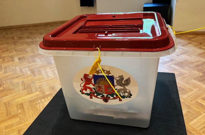 Pašvaldību vēlēšanās viss neiet kā smērēts: vēlēšanu sistēma mulsina darbiniekus, jaunie biļeteni – vēlētājus