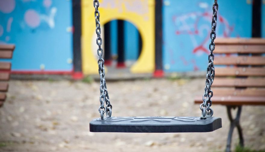 Rotaļlaukumā "Bērzu birzs" Ikšķilē uzsākti uzlabošanas darbi