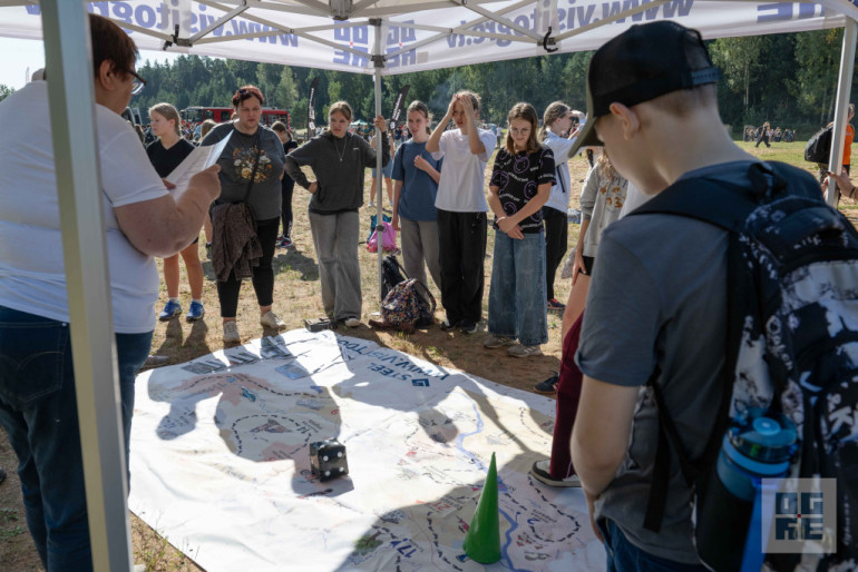 FOTO: Militāri patriotiskajā pārgājienā piedalās vairāk nekā tūkstotis Ogres novada skolu jauniešu