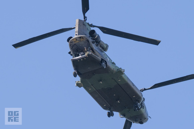 FOTO: Militāri patriotiskajā pārgājienā piedalās vairāk nekā tūkstotis Ogres novada skolu jauniešu