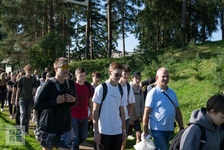 FOTO: Militāri patriotiskajā pārgājienā piedalās vairāk nekā tūkstotis Ogres novada skolu jauniešu