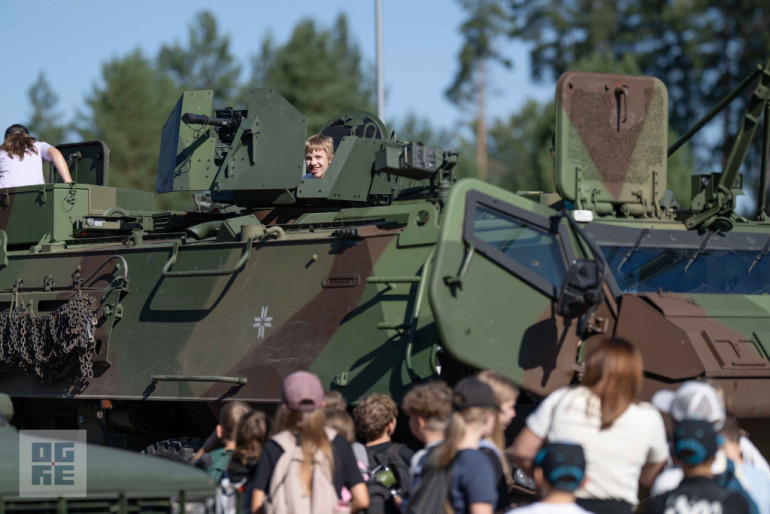 FOTO: Militāri patriotiskajā pārgājienā piedalās vairāk nekā tūkstotis Ogres novada skolu jauniešu