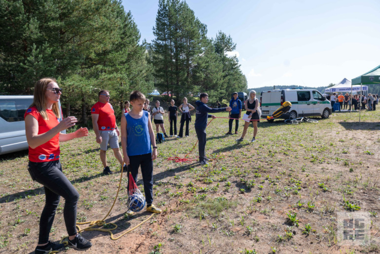 FOTO: Militāri patriotiskajā pārgājienā piedalās vairāk nekā tūkstotis Ogres novada skolu jauniešu