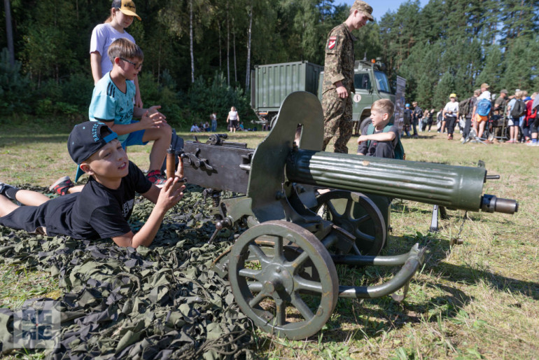 FOTO: Militāri patriotiskajā pārgājienā piedalās vairāk nekā tūkstotis Ogres novada skolu jauniešu