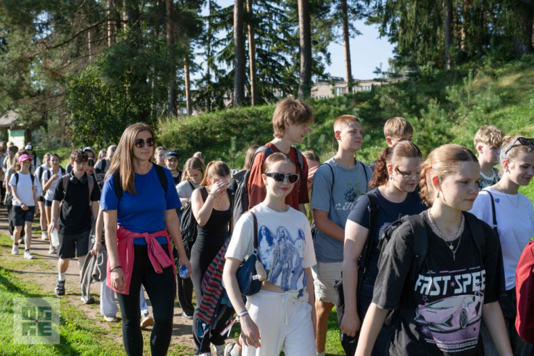 FOTO: Militāri patriotiskajā pārgājienā piedalās vairāk nekā tūkstotis Ogres novada skolu jauniešu