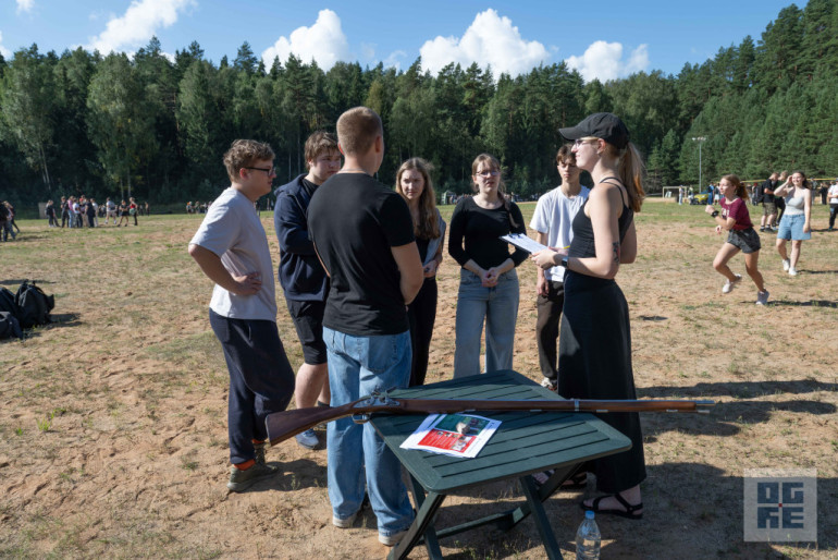 FOTO: Militāri patriotiskajā pārgājienā piedalās vairāk nekā tūkstotis Ogres novada skolu jauniešu