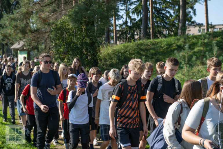 FOTO: Militāri patriotiskajā pārgājienā piedalās vairāk nekā tūkstotis Ogres novada skolu jauniešu