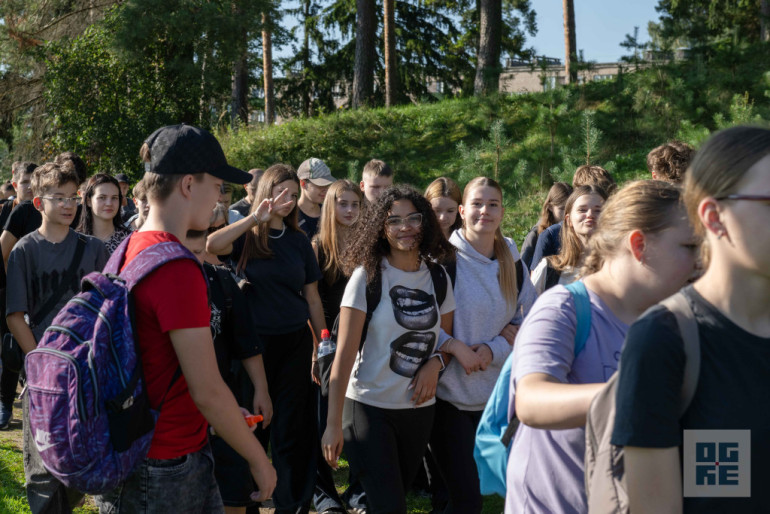 FOTO: Militāri patriotiskajā pārgājienā piedalās vairāk nekā tūkstotis Ogres novada skolu jauniešu