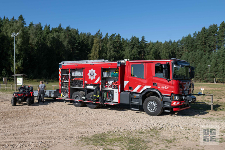 FOTO: Militāri patriotiskajā pārgājienā piedalās vairāk nekā tūkstotis Ogres novada skolu jauniešu
