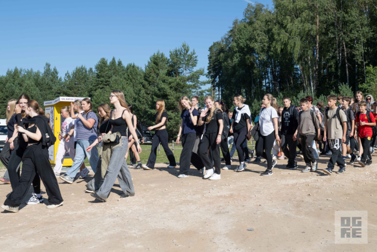 FOTO: Militāri patriotiskajā pārgājienā piedalās vairāk nekā tūkstotis Ogres novada skolu jauniešu