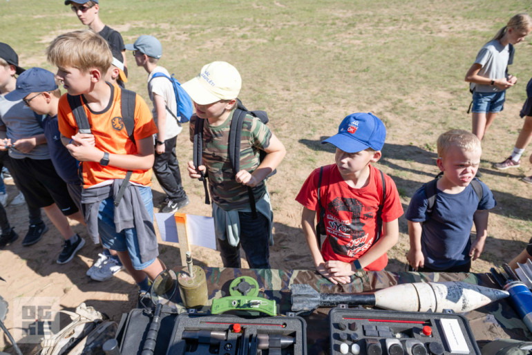 FOTO: Militāri patriotiskajā pārgājienā piedalās vairāk nekā tūkstotis Ogres novada skolu jauniešu