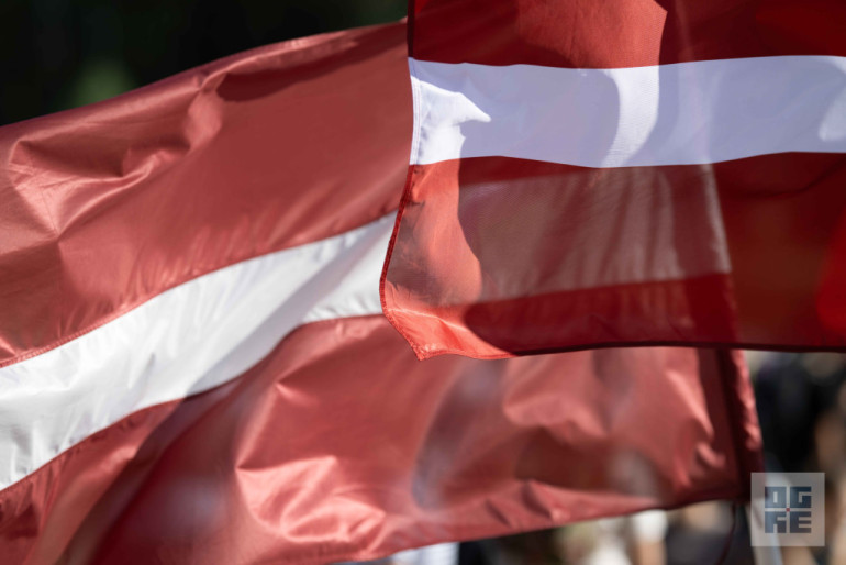 FOTO: Militāri patriotiskajā pārgājienā piedalās vairāk nekā tūkstotis Ogres novada skolu jauniešu