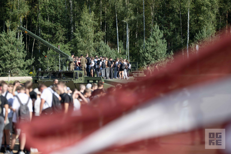 FOTO: Militāri patriotiskajā pārgājienā piedalās vairāk nekā tūkstotis Ogres novada skolu jauniešu