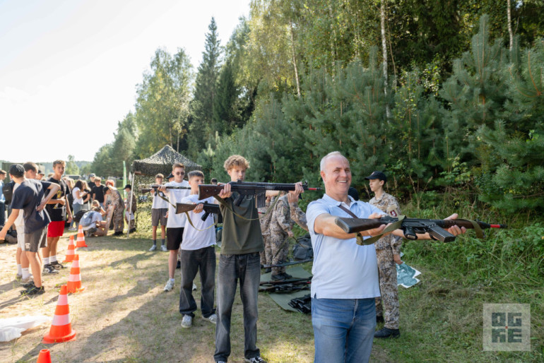 FOTO: Militāri patriotiskajā pārgājienā piedalās vairāk nekā tūkstotis Ogres novada skolu jauniešu