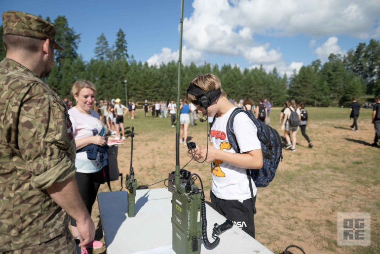 FOTO: Militāri patriotiskajā pārgājienā piedalās vairāk nekā tūkstotis Ogres novada skolu jauniešu