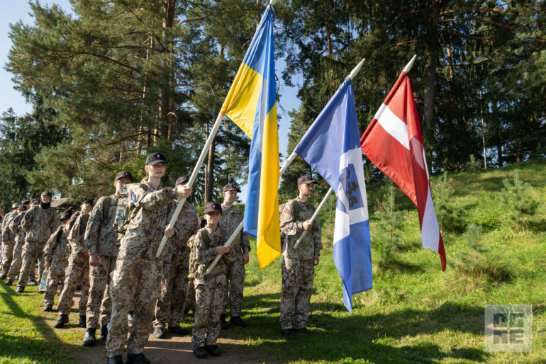 FOTO: Militāri patriotiskajā pārgājienā piedalās vairāk nekā tūkstotis Ogres novada skolu jauniešu
