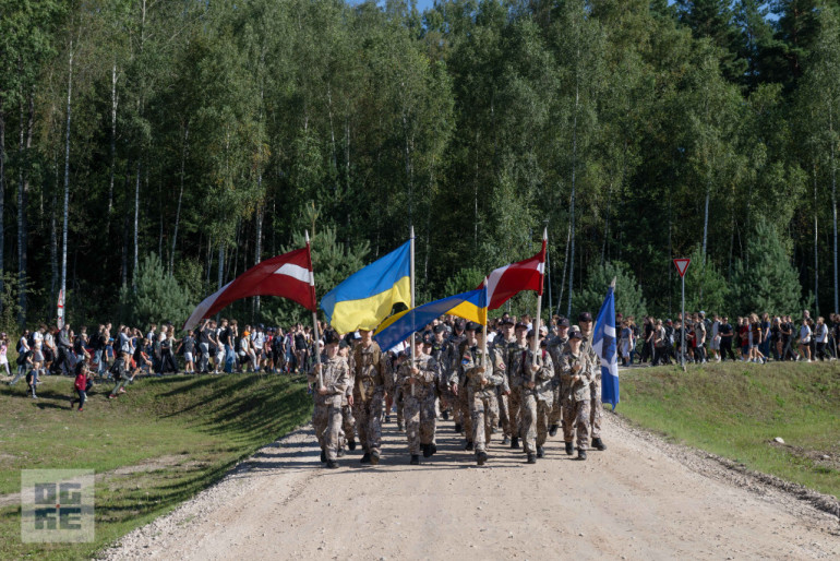 FOTO: Militāri patriotiskajā pārgājienā piedalās vairāk nekā tūkstotis Ogres novada skolu jauniešu