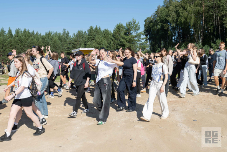FOTO: Militāri patriotiskajā pārgājienā piedalās vairāk nekā tūkstotis Ogres novada skolu jauniešu