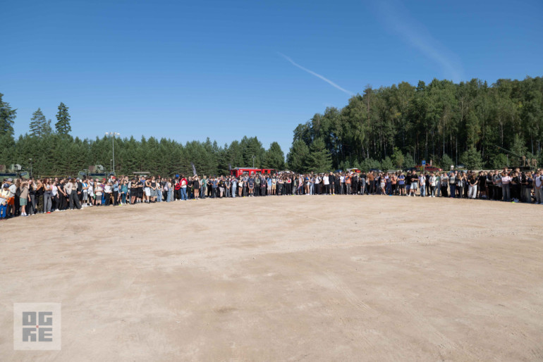 FOTO: Militāri patriotiskajā pārgājienā piedalās vairāk nekā tūkstotis Ogres novada skolu jauniešu
