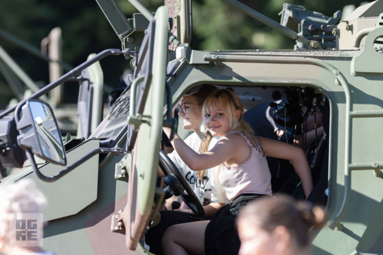 FOTO: Militāri patriotiskajā pārgājienā piedalās vairāk nekā tūkstotis Ogres novada skolu jauniešu