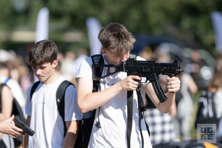 FOTO: Militāri patriotiskajā pārgājienā piedalās vairāk nekā tūkstotis Ogres novada skolu jauniešu