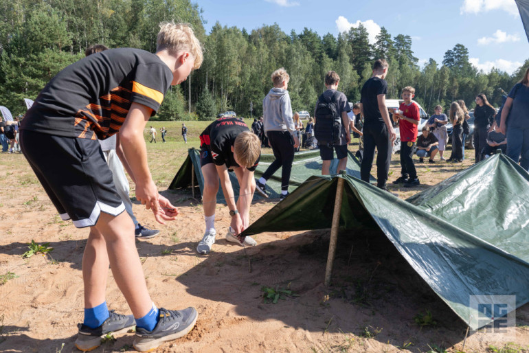 FOTO: Militāri patriotiskajā pārgājienā piedalās vairāk nekā tūkstotis Ogres novada skolu jauniešu