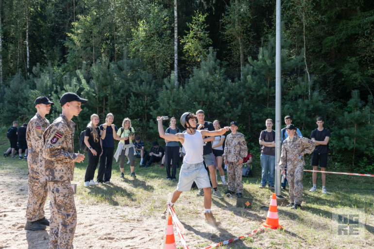 FOTO: Militāri patriotiskajā pārgājienā piedalās vairāk nekā tūkstotis Ogres novada skolu jauniešu