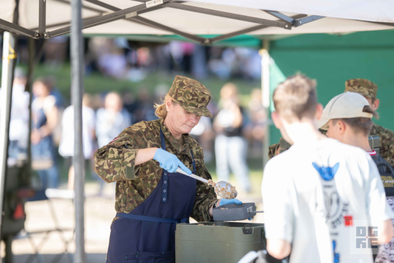 FOTO: Militāri patriotiskajā pārgājienā piedalās vairāk nekā tūkstotis Ogres novada skolu jauniešu