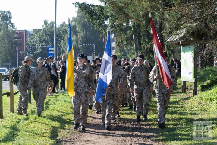 FOTO: Militāri patriotiskajā pārgājienā piedalās vairāk nekā tūkstotis Ogres novada skolu jauniešu