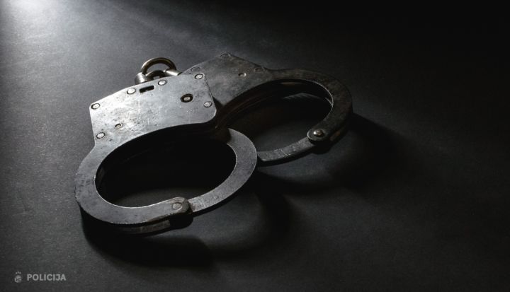 Tīnūžu pagastā apzog traktortehniku; Suntažu pagastā nozog kokmateriālus 