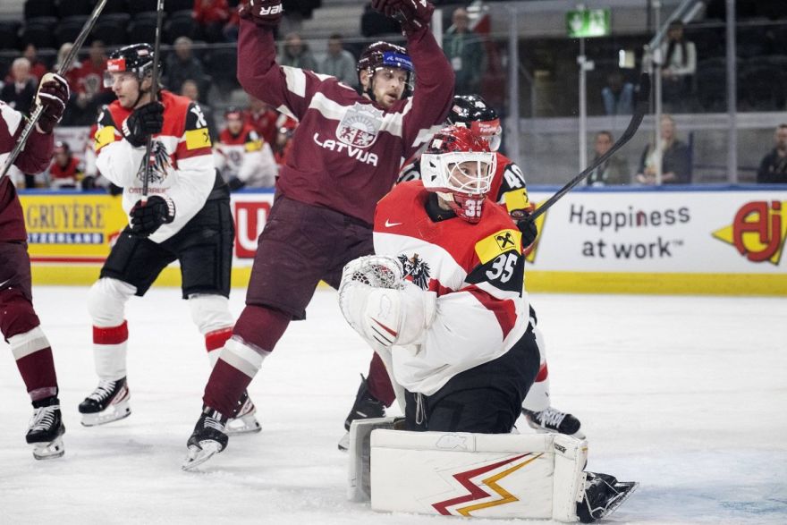 Latvijas hokejisti pasaules čempionāta trešajā mačā zaudē Austrijai